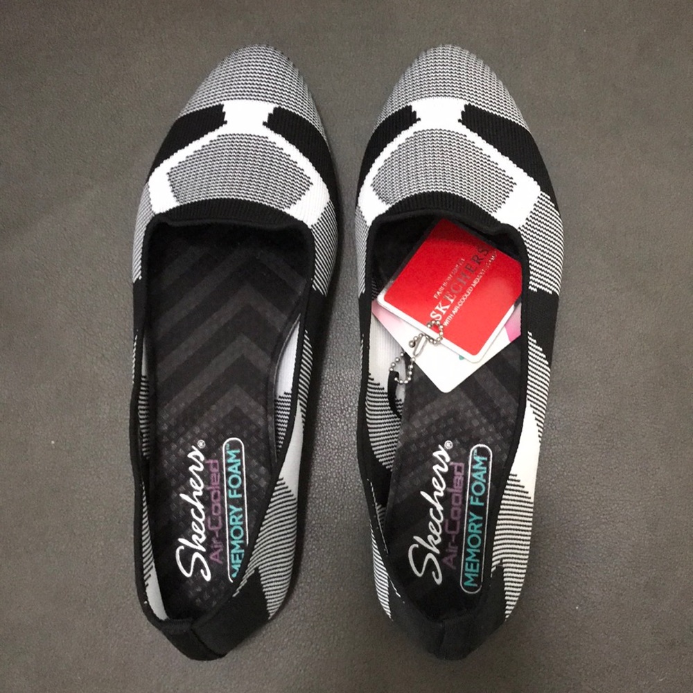 Black and white Skechers flats, size 7 - NWT